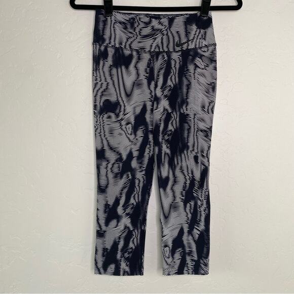 Nike Dri Fit Black + White Legendary Waves Training Reflective Crops XS - Picture 11 of 11